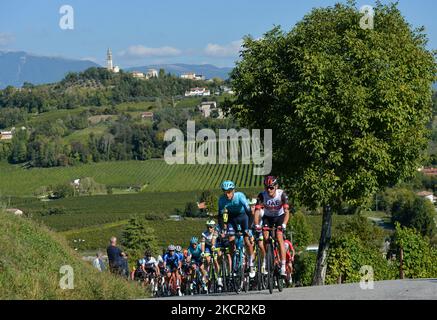 Davide Martinelli (à gauche) de l'Italie et Astana - Premier Tech et Aleksandr Riabushenko (à droite) de Biélorussie et des Émirats de l'équipe des Émirats Arabes Unis mènent le peloton au mur de CA del Poggio, une montée à vélo située dans la municipalité de San Pietro di Feletto, pour la première édition de la Vénétie classique, La course cycliste pro 207km de Venise à Bassano del Grappa, qui s'est tenue dans la région de Vénétie. Le dimanche, 17 octobre 2021, à Bassano del Grappa, Vénétie, Italie. (Photo par Artur Widak/NurPhoto) Banque D'Images