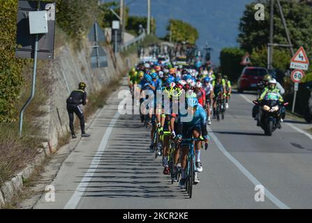 Davide Martinelli d'Italie et Astana - Premier Tech dirige le peloton passant par Retrontolo pendant la première édition de la Veneto Classic, la course de vélo pro 207km de Venise à Bassano del Grappa, qui s'est tenue dans la région de Vénétie. Le dimanche, 17 octobre 2021, à Bassano del Grappa, Vénétie, Italie. (Photo par Artur Widak/NurPhoto) Banque D'Images