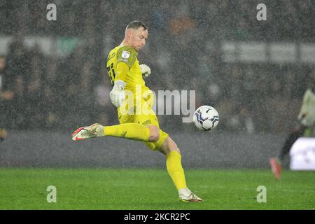 Ryan Allsop, gardien de but du comté de Derby, sous la pluie, lors du match de championnat Sky Bet entre Derby County et Luton Town au Pride Park, Derby, le mardi 19th octobre 2021. (Photo de Jon Hobley/MI News/NurPhoto) Banque D'Images