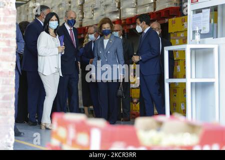 La reine Sofia visite la Banque alimentaire de Grenade sur 20 octobre 2021 à Grenade, en Espagne. (Photo par Álex Cámara/NurPhoto) Banque D'Images