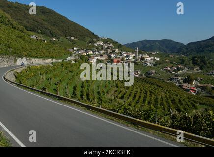 Une vue sur Valdobbiadene et sa région, la maison du meilleur Prosecco, un vin blanc mousseux très sec. Le 7 juillet 2019, le Colline del Prosecco di Conegliano e Valdobbiadene a été inscrit au patrimoine mondial de l'UNESCO. Le dimanche, 17 octobre 2021, à Bassano del Grappa, Vénétie, Italie. (Photo par Artur Widak/NurPhoto) Banque D'Images