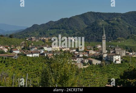 Une vue sur Valdobbiadene et sa région, la maison du meilleur Prosecco, un vin blanc mousseux très sec. Le 7 juillet 2019, le Colline del Prosecco di Conegliano e Valdobbiadene a été inscrit au patrimoine mondial de l'UNESCO. Le dimanche, 17 octobre 2021, à Bassano del Grappa, Vénétie, Italie. (Photo par Artur Widak/NurPhoto) Banque D'Images