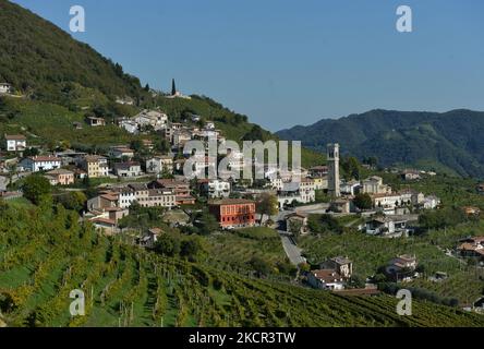 Une vue sur Valdobbiadene et sa région, la maison du meilleur Prosecco, un vin blanc mousseux très sec. Le 7 juillet 2019, le Colline del Prosecco di Conegliano e Valdobbiadene a été inscrit au patrimoine mondial de l'UNESCO. Le dimanche, 17 octobre 2021, à Bassano del Grappa, Vénétie, Italie. (Photo par Artur Widak/NurPhoto) Banque D'Images