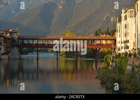 Le Ponte Vecchio à Bassano del Grappa, dans la province de Vicenza. Le dimanche, 17 octobre 2021, à Bassano del Grappa, Vénétie, Italie. (Photo par Artur Widak/NurPhoto) Banque D'Images
