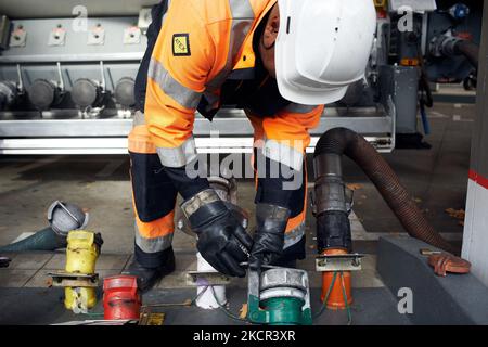 Un employé se prépare à remplir une station-service à Toulouse. Le gouvernement français se prépare à annoncer un plan visant à aider les consommateurs à payer leur facture de carburant alors que les prix de l'énergie ont grimpé en flèche après la pandémie de Covid-19. Le prix du carburant est presque toujours élevé. Le gouvernement Macron veut subventionner l'utilisation des combustibles fossiles pour aider les gens. Ils craignent une reprise des manifestations de Gilets Jaunes, qui ont commencé il y a près de trois ans à propos du prix de l'essence alors que la campagne française pour l'élection présidentielle va vraiment commencer dans les mois à venir. Toulouse. France. 20 octobre 2021. (Photo d'Alain Pitton/nu Banque D'Images