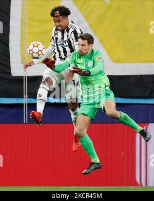 Stanislav Kritciuk (R) de Zenit et Weston McKennie de Juventus vie pour le ballon lors du match de football du groupe H de la Ligue des champions de l'UEFA entre le FC Zenit Saint-Pétersbourg et le FC Juventus sur 20 octobre 2021 à l'arène Gazprom de Saint-Pétersbourg, en Russie. (Photo de Mike Kireev/NurPhoto) Banque D'Images