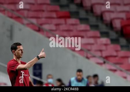 Julian Nagelsmann, entraîneur en chef du Bayern Muenchen, se présente lors du match de football du groupe E de la Ligue des champions de l'UEFA entre SL Benfica et le FC Bayern Muenchen au stade Luz à Lisbonne, au Portugal, sur 20 octobre 2021. (Photo par Pedro Fiúza/NurPhoto) Banque D'Images