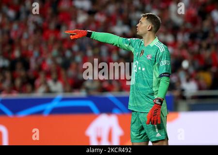 Manuel Neuer, gardien de but du Bayern Muenchen, gestuelle lors du match de football du groupe E de la Ligue des champions de l'UEFA entre SL Benfica et le FC Bayern Muenchen au stade Luz à Lisbonne, Portugal sur 20 octobre 2021. (Photo par Pedro Fiúza/NurPhoto) Banque D'Images