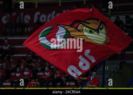 Les partisans de UYBA Unet E-work Busto Arsizio avec un grand drapeau pendant la série Volley A Women 2021/22 match entre Unet E-work Busto Arsizio vs Bartoccini-Fortinfissi Pérouse à l'E-work Arena sur 20 octobre 2021 à Busto Arsizio, Italie (photo de Fabrizio Carabelli/LiveMedia/Nurito) Banque D'Images