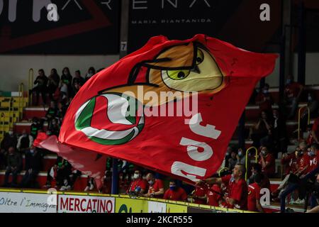 Les partisans de UYBA Unet E-work Busto Arsizio avec un grand drapeau pendant la série Volley A Women 2021/22 match entre Unet E-work Busto Arsizio vs Bartoccini-Fortinfissi Pérouse à l'E-work Arena sur 20 octobre 2021 à Busto Arsizio, Italie (photo de Fabrizio Carabelli/LiveMedia/Nurito) Banque D'Images