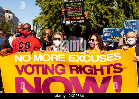 Le pasteur Jamaal Bryant, Alyssa Milano, Jana Morgan et le rabbin David Saperstein ont mené la marche lors d'une action de désobéissance civile pour le droit de vote à la Maison Blanche. Les manifestants exigent que l'Administration Biden prenne l'initiative sur le droit de vote et qu'elle exerce des pressions sur le Congrès pour qu'il vote une législation protégeant le droit de vote. Plus précisément, ils veulent l'adoption de la loi sur la liberté de vote et de la loi sur la reconnaissance des droits de vote. (Photo d'Allison Bailey/NurPhoto) Banque D'Images