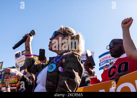 Alyssa Milano parle lors d'une action de désobéissance civile pour le droit de vote à la Maison Blanche. Milano est membre du conseil d'administration de People for the American Way, l'un des sponsors de la manifestation. Les manifestants exigent que l'Administration Biden prenne l'initiative sur le droit de vote et qu'elle exerce des pressions sur le Congrès pour qu'il vote une législation protégeant le droit de vote. Plus précisément, ils veulent l'adoption de la loi sur la liberté de vote et de la loi sur la reconnaissance des droits de vote. (Photo d'Allison Bailey/NurPhoto) Banque D'Images