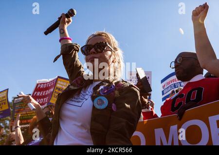 Alyssa Milano parle lors d'une action de désobéissance civile pour le droit de vote à la Maison Blanche. Milano est membre du conseil d'administration de People for the American Way, l'un des sponsors de la manifestation. Les manifestants exigent que l'Administration Biden prenne l'initiative sur le droit de vote et qu'elle exerce des pressions sur le Congrès pour qu'il vote une législation protégeant le droit de vote. Plus précisément, ils veulent l'adoption de la loi sur la liberté de vote et de la loi sur la reconnaissance des droits de vote. (Photo d'Allison Bailey/NurPhoto) Banque D'Images