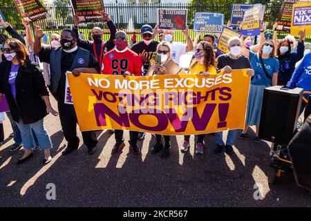 Les militants du droit de vote tiennent un bref rassemblement avant une action de désobéissance civile à la Maison Blanche. Les manifestants exigent que l'Administration Biden prenne l'initiative sur le droit de vote et qu'elle exerce des pressions sur le Congrès pour qu'il vote une législation protégeant le droit de vote. Plus précisément, ils veulent l'adoption de la loi sur la liberté de vote et de la loi sur la reconnaissance des droits de vote. De gauche à droite : le rév. Ferrell Malone, le rév. Jamaal Bryant, Alyssa Milano, Jana Morgan, le rabbin David Saperstein. (Photo d'Allison Bailey/NurPhoto) Banque D'Images