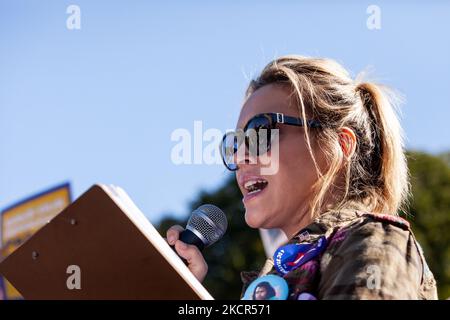 Alyssa Milano, membre du conseil d'administration de People for the American Way, parle lors d'une action de désobéissance civile pour le droit de vote à la Maison Blanche. Les manifestants exigent que l'Administration Biden prenne l'initiative sur le droit de vote et qu'elle exerce des pressions sur le Congrès pour qu'il vote une législation protégeant le droit de vote. Plus précisément, ils veulent l'adoption de la loi sur la liberté de vote et de la loi sur la reconnaissance des droits de vote. (Photo d'Allison Bailey/NurPhoto) Banque D'Images