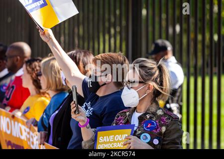 Alyssa Milano attend son arrestation lors d'une action de désobéissance civile pour le droit de vote à la Maison Blanche. Milano est membre du conseil d'administration de People for the American Way, l'un des sponsors de la manifestation. Les manifestants exigent que l'Administration Biden prenne l'initiative sur le droit de vote et qu'elle exerce des pressions sur le Congrès pour qu'il vote une législation protégeant le droit de vote. Plus précisément, ils veulent l'adoption de la loi sur la liberté de vote et de la loi sur la reconnaissance des droits de vote. (Photo d'Allison Bailey/NurPhoto) Banque D'Images