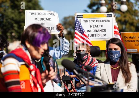 La congressin Rosa DeLauro (D-CT) parle lors d'une conférence de presse par la Présidente de la Chambre Nancy Pelosi et d'autres représentants démocrates avec des dirigeants de nombreuses confessions sur le Build Back Better Act. La législation contient un grand nombre des priorités politiques de l'Administration Biden, y compris les programmes sociaux comme les subventions aux services de garde d'enfants et les congés payés, ainsi que les solutions climatiques. (Photo d'Allison Bailey/NurPhoto) Banque D'Images