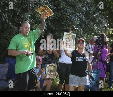 Les partisans de la « justice pour Gabby » se sont rassemblés mercredi à l'entrée du parc environnemental du ruisseau Myakkahatchee, dans le nord de Port Florida, 20 octobre 2021. Une conférence de presse a été prévue concernant les restes liés à Brian Laundrie qui ont été découverts dans le parc. Laundrie est une personne qui a un intérêt pour le meurtre de Gabby Petito. (Photo de Thomas O'Neill/NurPhoto) Banque D'Images