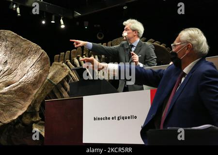 Alexandre Giquello reçoit les offres d'achat lors de la vente aux enchères d'un squelette fossilisé de tricératops à l'Hôtel Drouot, une célèbre maison de vente aux enchères à Paris, sur 21 octobre 2021. « Big John », le plus grand tricératops connu jamais découvert par les paléontologues, âgés de plus de 66 millions d'années et avec un squelette de 8 mètres de long, a été attribué pour 5,5 millions d'euros, 6,65 millions d'euros incluant les commissions. Il a vendu à un acheteur privé américain non identifié. (Photo de Michel Stoupak/NurPhoto) Banque D'Images