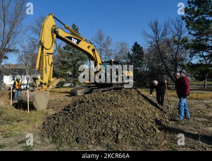Des équipes d'excavation, observées par des membres des Premières nations, ont commencé à enquêter sur 21 points d'intérêt sur le site de l'ancien hôpital Camsell. La deuxième phase des travaux d'excavation a commencé aujourd'hui sur le site de l'ancien hôpital Charles Camsell, l'établissement d'Edmonton qui a été utilisé pendant des décennies pour traiter les populations autochtones atteintes de tuberculose. Les membres des Premières nations ont demandé que les travaux de construction s'arrêtent sur les terrains où beaucoup croient que les patients ont pu être enterrés. La recherche est financée par le promoteur de la propriété. Le jeudi 21 octobre 2021, à Inglewood, Edmonton (Alberta), Canada. (Photo Banque D'Images