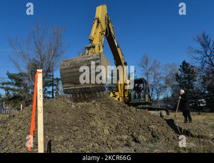 Les équipes d'excavation ont commencé à enquêter sur 21 points d'intérêt sur le site de l'ancien hôpital Camsell. La deuxième phase des travaux d'excavation a commencé aujourd'hui sur le site de l'ancien hôpital Charles Camsell, l'établissement d'Edmonton qui a été utilisé pendant des décennies pour traiter les populations autochtones atteintes de tuberculose. Les membres des Premières nations ont demandé que les travaux de construction s'arrêtent sur les terrains où beaucoup croient que les patients ont pu être enterrés. La recherche est financée par le promoteur de la propriété. Le jeudi 21 octobre 2021, à Inglewood, Edmonton (Alberta), Canada. (Photo par Artur Widak/NurPhoto) Banque D'Images