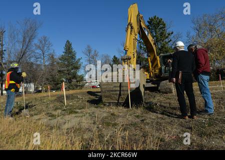 Des équipes d'excavation, observées par des membres des Premières nations, ont commencé à enquêter sur 21 points d'intérêt sur le site de l'ancien hôpital Camsell. La deuxième phase des travaux d'excavation a commencé aujourd'hui sur le site de l'ancien hôpital Charles Camsell, l'établissement d'Edmonton qui a été utilisé pendant des décennies pour traiter les populations autochtones atteintes de tuberculose. Les membres des Premières nations ont demandé que les travaux de construction s'arrêtent sur les terrains où beaucoup croient que les patients ont pu être enterrés. La recherche est financée par le promoteur de la propriété. Le jeudi 21 octobre 2021, à Inglewood, Edmonton (Alberta), Canada. (Photo Banque D'Images
