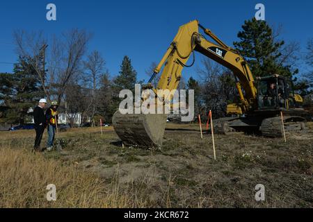 Les équipes d'excavation ont commencé à enquêter sur 21 points d'intérêt sur le site de l'ancien hôpital Camsell. La deuxième phase des travaux d'excavation a commencé aujourd'hui sur le site de l'ancien hôpital Charles Camsell, l'établissement d'Edmonton qui a été utilisé pendant des décennies pour traiter les populations autochtones atteintes de tuberculose. Les membres des Premières nations ont demandé que les travaux de construction s'arrêtent sur les terrains où beaucoup croient que les patients ont pu être enterrés. La recherche est financée par le promoteur de la propriété. Le jeudi 21 octobre 2021, à Inglewood, Edmonton (Alberta), Canada. (Photo par Artur Widak/NurPhoto) Banque D'Images