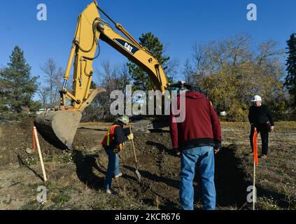 Des équipes d'excavation, observées par des membres des Premières nations, ont commencé à enquêter sur 21 points d'intérêt sur le site de l'ancien hôpital Camsell. La deuxième phase des travaux d'excavation a commencé aujourd'hui sur le site de l'ancien hôpital Charles Camsell, l'établissement d'Edmonton qui a été utilisé pendant des décennies pour traiter les populations autochtones atteintes de tuberculose. Les membres des Premières nations ont demandé que les travaux de construction s'arrêtent sur les terrains où beaucoup croient que les patients ont pu être enterrés. La recherche est financée par le promoteur de la propriété. Le jeudi 21 octobre 2021, à Inglewood, Edmonton (Alberta), Canada. (Photo Banque D'Images