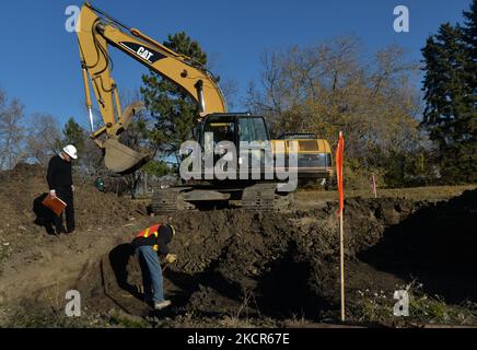 Les équipes d'excavation enquêtent sur l'un des 21 points d'intérêt sur le site de l'ancien hôpital Camsell. La deuxième phase des travaux d'excavation a commencé aujourd'hui sur le site de l'ancien hôpital Charles Camsell, l'établissement d'Edmonton qui a été utilisé pendant des décennies pour traiter les populations autochtones atteintes de tuberculose. Les membres des Premières nations ont demandé que les travaux de construction s'arrêtent sur les terrains où beaucoup croient que les patients ont pu être enterrés. La recherche est financée par le promoteur de la propriété. Le jeudi 21 octobre 2021, à Inglewood, Edmonton (Alberta), Canada. (Photo par Artur Widak/NurPhoto) Banque D'Images