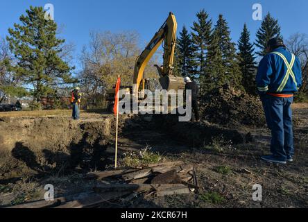 Des équipes d'excavation, observées par des membres des Premières nations, enquêtent sur l'un des 21 points d'intérêt sur le site de l'ancien hôpital Camsell. La deuxième phase des travaux d'excavation a commencé aujourd'hui sur le site de l'ancien hôpital Charles Camsell, l'établissement d'Edmonton qui a été utilisé pendant des décennies pour traiter les populations autochtones atteintes de tuberculose. Les membres des Premières nations ont demandé que les travaux de construction s'arrêtent sur les terrains où beaucoup croient que les patients ont pu être enterrés. La recherche est financée par le promoteur de la propriété. Le jeudi 21 août 2021, à Inglewood, Edmonton (Alberta), Canada. (Tél Banque D'Images