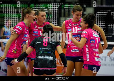 Bonheur de l'équipe de Novara pendant le Volleyball Italien série A1 femmes Match Imoco Volley Conegliano vs Igor Gorgonzola Novara sur 21 octobre 2021 au Palaverde à Trévise, Italie (photo par Ettore Griffoni/LiveMedia/NurPhoto) Banque D'Images