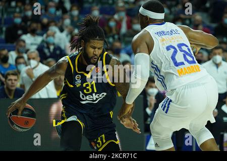 Booker, Devin de Fenerbahce en action pendant le match de basket-ball Euroligue de Turkish Airlines entre Real Madrid et Fenerbahce au Centre Wizink sur 21 octobre 2021 à Madrid, Espagne. (Photo par Oscar Gonzalez/NurPhoto) Banque D'Images