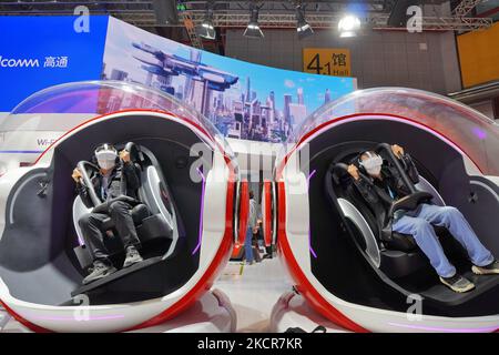 SHANGHAI, CHINE - 5 NOVEMBRE 2022 - les visiteurs découvrent le « voyage fantastique XR du dragon » sur le stand Qualcomm lors de l'International de Chine 5th Banque D'Images