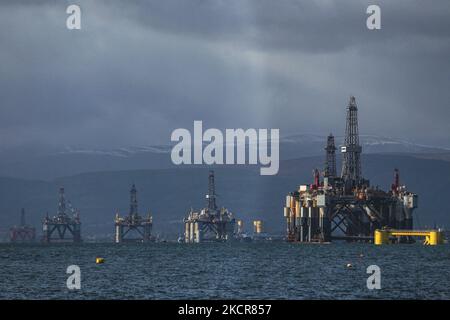 Une vue générale des plates-formes de pétrole disused ancrées dans le Firth Cromarty sur 22 octobre 2021 à Cromarty, en Écosse. 70 éminents climatologues du monde entier ont exhorté le Premier ministre britannique Boris Johnson à mettre fin à de nouveaux investissements dans le pétrole et le gaz. Ils soutiennent que le Royaume-Uni doit prendre « des mesures politiques audacieuses » sur les combustibles fossiles et exclure de nouveaux investissements dans le pétrole et le gaz pour s'assurer que le prochain sommet de la CdP 26 sur le climat, qui se tiendra à Glasgow le mois prochain, sera un succès. (Photo par Ewan Bootman/NurPhoto) Banque D'Images