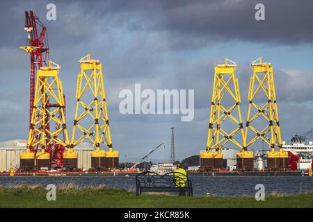 Une vue générale des plates-formes de pétrole disused ancrées dans le Firth Cromarty sur 22 octobre 2021 à Cromarty, en Écosse. 70 éminents climatologues du monde entier ont exhorté le Premier ministre britannique Boris Johnson à mettre fin à de nouveaux investissements dans le pétrole et le gaz. Ils soutiennent que le Royaume-Uni doit prendre « des mesures politiques audacieuses » sur les combustibles fossiles et exclure de nouveaux investissements dans le pétrole et le gaz pour s'assurer que le prochain sommet de la CdP 26 sur le climat, qui se tiendra à Glasgow le mois prochain, sera un succès. (Photo par Ewan Bootman/NurPhoto) Banque D'Images