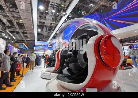 SHANGHAI, CHINE - 5 NOVEMBRE 2022 - les visiteurs découvrent le « voyage fantastique XR du dragon » sur le stand Qualcomm lors de l'International de Chine 5th Banque D'Images