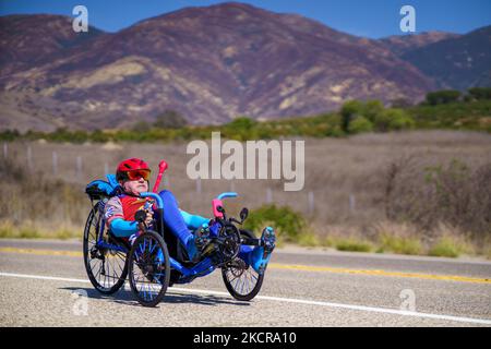 Les anciens combattants handicapés et les cyclistes qui ont commencé à intervenir sont considérés comme participant au défi californien de Project Hero – une course à vélo d'une semaine de Santa Cruz à Los Angeles, en Californie, qui accroît la sensibilisation à la lutte contre l'urgence nationale de santé mentale posée par le SSPT et le TBI. Vendredi, 22 octobre, 202, à Santa Barbara, Californie, États-Unis. (Photo de Jason Whitman/NurPhoto) Banque D'Images