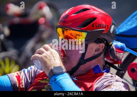 Les anciens combattants handicapés et les cyclistes qui ont commencé à intervenir sont considérés comme participant au défi californien de Project Hero – une course à vélo d'une semaine de Santa Cruz à Los Angeles, en Californie, qui accroît la sensibilisation à la lutte contre l'urgence nationale de santé mentale posée par le SSPT et le TBI. Vendredi, 22 octobre, 202, à Santa Barbara, Californie, États-Unis. (Photo de Jason Whitman/NurPhoto) Banque D'Images