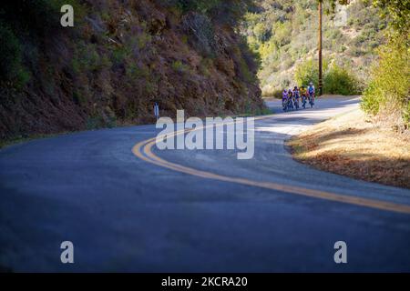 Les anciens combattants handicapés et les cyclistes qui ont commencé à intervenir sont considérés comme participant au défi californien de Project Hero – une course à vélo d'une semaine de Santa Cruz à Los Angeles, en Californie, qui accroît la sensibilisation à la lutte contre l'urgence nationale de santé mentale posée par le SSPT et le TBI. Vendredi, 22 octobre, 202, à Santa Barbara, Californie, États-Unis. (Photo de Jason Whitman/NurPhoto) Banque D'Images