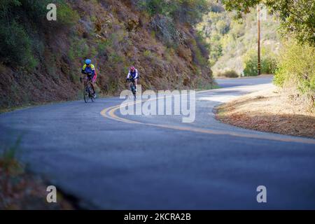 Les anciens combattants handicapés et les cyclistes qui ont commencé à intervenir sont considérés comme participant au défi californien de Project Hero – une course à vélo d'une semaine de Santa Cruz à Los Angeles, en Californie, qui accroît la sensibilisation à la lutte contre l'urgence nationale de santé mentale posée par le SSPT et le TBI. Vendredi, 22 octobre, 202, à Santa Barbara, Californie, États-Unis. (Photo de Jason Whitman/NurPhoto) Banque D'Images