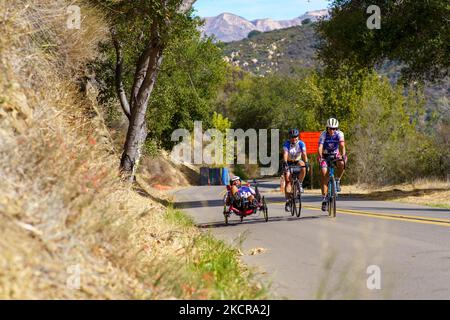 Les anciens combattants handicapés et les cyclistes qui ont commencé à intervenir sont considérés comme participant au défi californien de Project Hero – une course à vélo d'une semaine de Santa Cruz à Los Angeles, en Californie, qui accroît la sensibilisation à la lutte contre l'urgence nationale de santé mentale posée par le SSPT et le TBI. Vendredi, 22 octobre, 202, à Santa Barbara, Californie, États-Unis. (Photo de Jason Whitman/NurPhoto) Banque D'Images