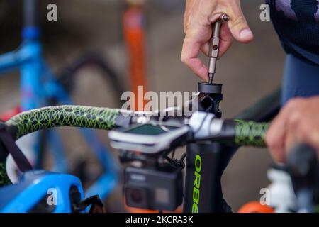 Les anciens combattants handicapés et les cyclistes qui ont commencé à intervenir sont considérés comme participant au défi californien de Project Hero – une course à vélo d'une semaine de Santa Cruz à Los Angeles, en Californie, qui accroît la sensibilisation à la lutte contre l'urgence nationale de santé mentale posée par le SSPT et le TBI. Vendredi, 22 octobre, 202, à Santa Barbara, Californie, États-Unis. (Photo de Jason Whitman/NurPhoto) Banque D'Images