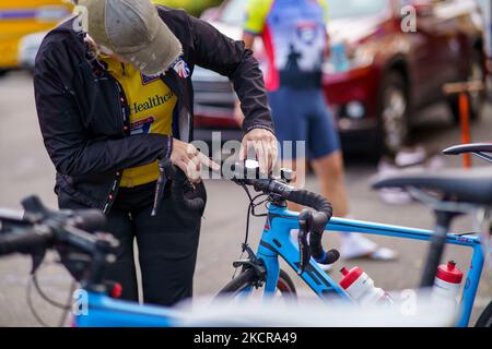 Les anciens combattants handicapés et les cyclistes qui ont commencé à intervenir sont considérés comme participant au défi californien de Project Hero – une course à vélo d'une semaine de Santa Cruz à Los Angeles, en Californie, qui accroît la sensibilisation à la lutte contre l'urgence nationale de santé mentale posée par le SSPT et le TBI. Vendredi, 22 octobre, 202, à Santa Barbara, Californie, États-Unis. (Photo de Jason Whitman/NurPhoto) Banque D'Images