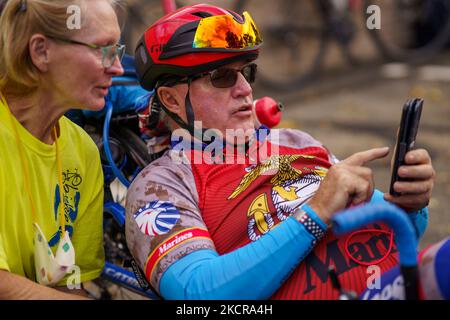 Les anciens combattants handicapés et les cyclistes qui ont commencé à intervenir sont considérés comme participant au défi californien de Project Hero – une course à vélo d'une semaine de Santa Cruz à Los Angeles, en Californie, qui accroît la sensibilisation à la lutte contre l'urgence nationale de santé mentale posée par le SSPT et le TBI. Vendredi, 22 octobre, 202, à Santa Barbara, Californie, États-Unis. (Photo de Jason Whitman/NurPhoto) Banque D'Images