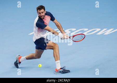 Marin Cilic, de Croatie, retourne le ballon à Ricardas Beransis, de Lituanie, lors du match de tennis semi-fin masculin de la coupe du Kremlin ATP 250 VTB 2021 Tournoi international de tennis au Palais de gymnastique Irina Viner-Usmanova à 23 octobre 2021, à Moscou, en Russie. (Photo de Mike Kireev/NurPhoto) Banque D'Images