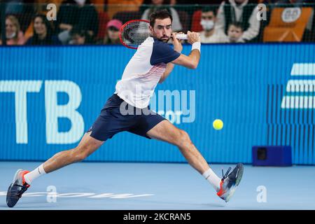 Marin Cilic, de Croatie, retourne le ballon à Ricardas Beransis, de Lituanie, lors du match de tennis semi-fin masculin de la coupe du Kremlin ATP 250 VTB 2021 Tournoi international de tennis au Palais de gymnastique Irina Viner-Usmanova à 23 octobre 2021, à Moscou, en Russie. (Photo de Mike Kireev/NurPhoto) Banque D'Images