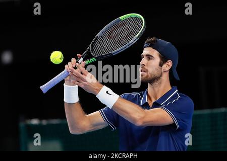 Karen Khachanov de Russie pendant le match de tennis semi-fin masculin de la coupe du Kremlin ATP 250 VTB Tournoi international de tennis 2021 contre Aslan Caratsev de Russie au Palais de gymnastique Irina Viner-Usmanova sur 23 octobre 2021 à Moscou, Russie. (Photo de Mike Kireev/NurPhoto) Banque D'Images