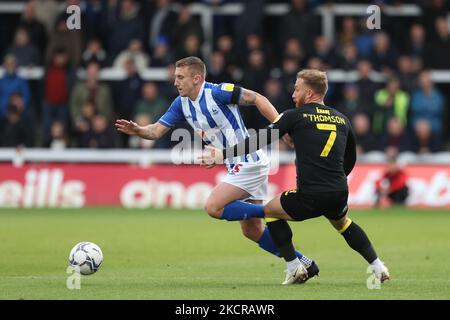 David Ferguson de Hartlepool United en action avec George Thomson de Harrogate lors du match Sky Bet League 2 entre Hartlepool United et Harrogate Town à Victoria Park, Hartlepool, le dimanche 24th octobre 2021. (Photo de Mark Fletcher/MI News/NurPhoto) Banque D'Images