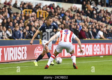 Jed Wallace de Millwall se bat pour possession avec James Chester de Stoke City lors du match de championnat Sky Bet entre Millwall et Stoke City à la Den, Londres, le samedi 23rd octobre 2021. (Photo par Ivan Yordanov/MI News/NurPhoto) Banque D'Images