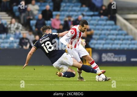 Mario Vrancic de Stoke City lutte pour possession avec Ryan Leonard de Millwall lors du match de championnat Sky Bet entre Millwall et Stoke City à la Den, Londres, le samedi 23rd octobre 2021. (Photo par Ivan Yordanov/MI News/NurPhoto) Banque D'Images